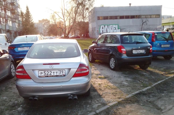 Со 2 августа. Тех, кто паркует автомобили во дворе, будут штрафовать на 5 000 рублей