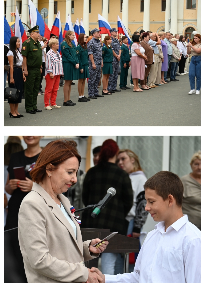 В День российского триколора в центре Вольска вручали паспорта