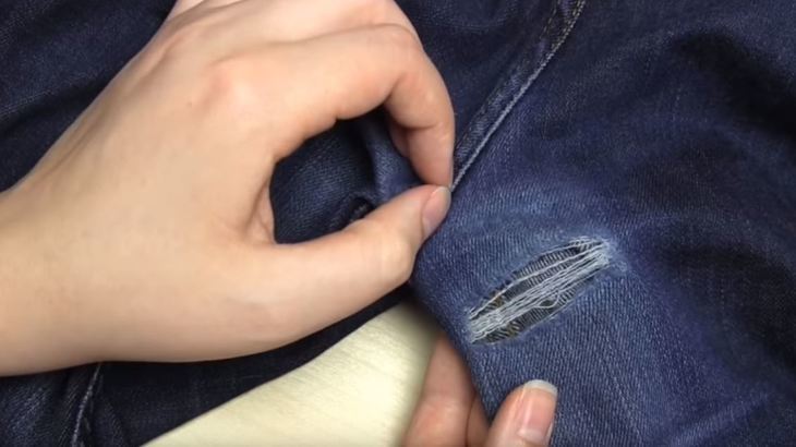 Дырка на джинсах в районе паха