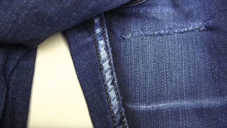 Брутально зашитая дырка на джинсах