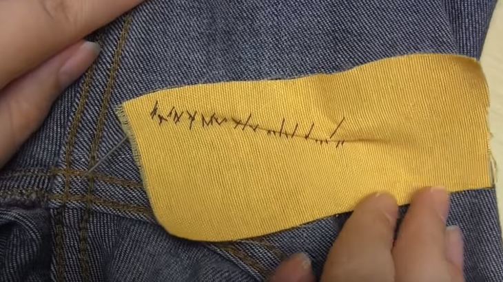Вид подкладки изнутри после зашивания дырки на джинсах