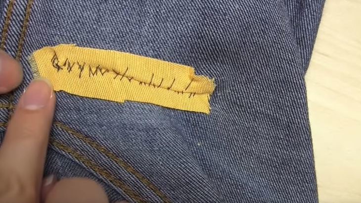 Отрезаем лишнее от подкладки на джинсах после зашивания дырки