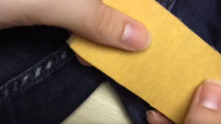 Выбор куска ткани в качестве подкладки для зашивания дырки на джинсах
