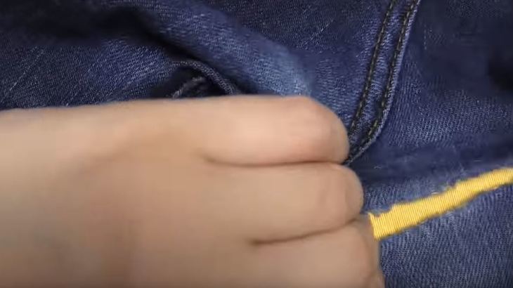 Помещаем ткань на место дырки на джинсах с внутренней стороны